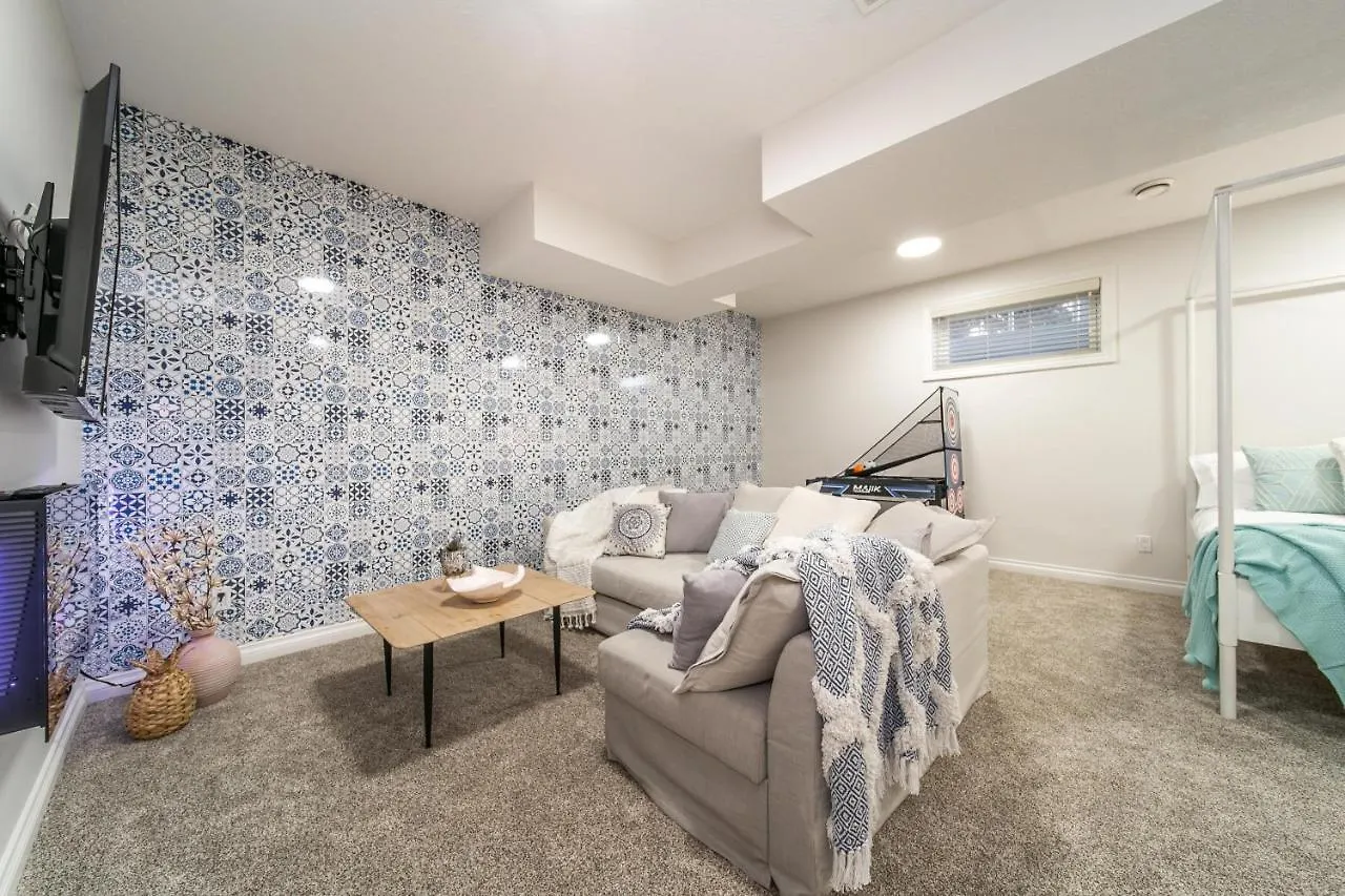 Holiday home Mediterranean Oasis: King Suite with Jacuzzi & Entertainment Edmonton