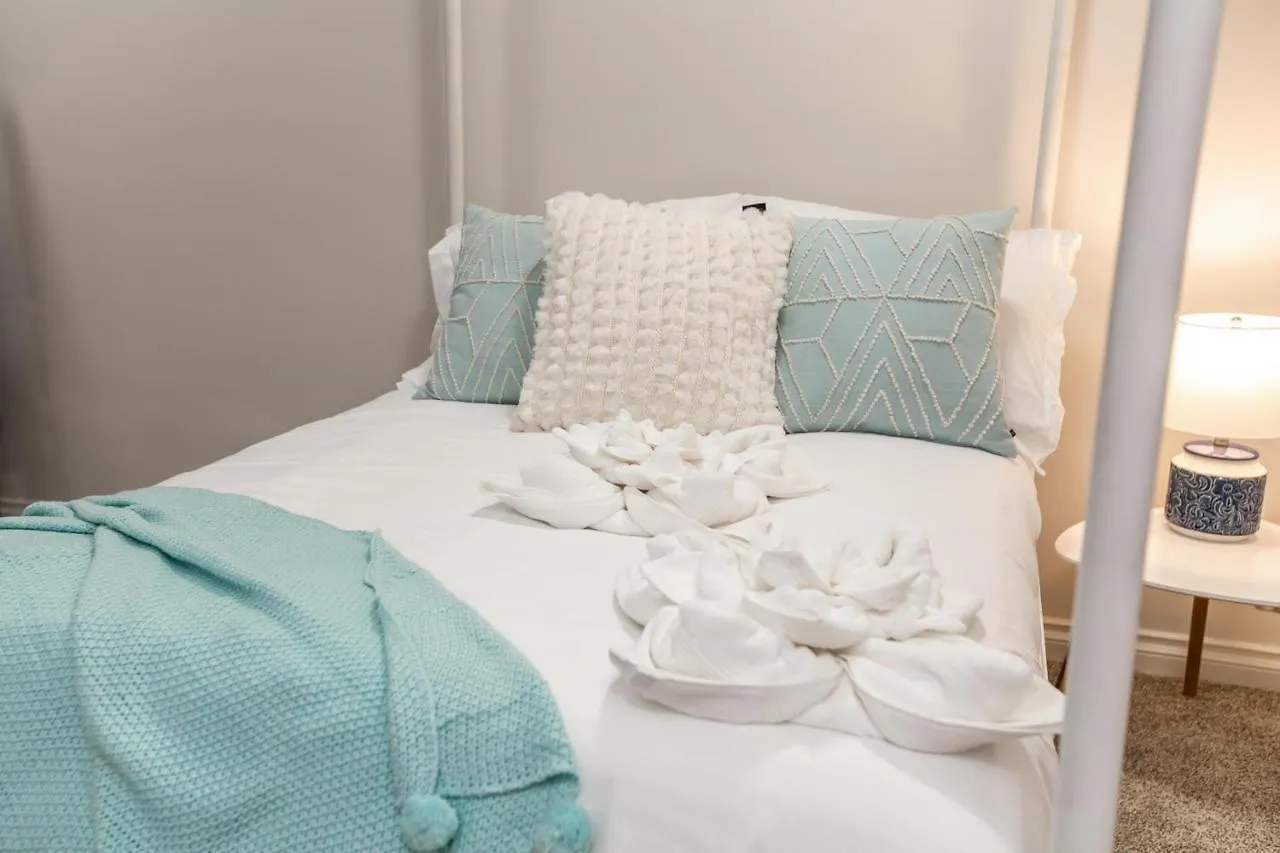 Mediterranean Oasis: King Suite with Jacuzzi & Entertainment Edmonton 0*,