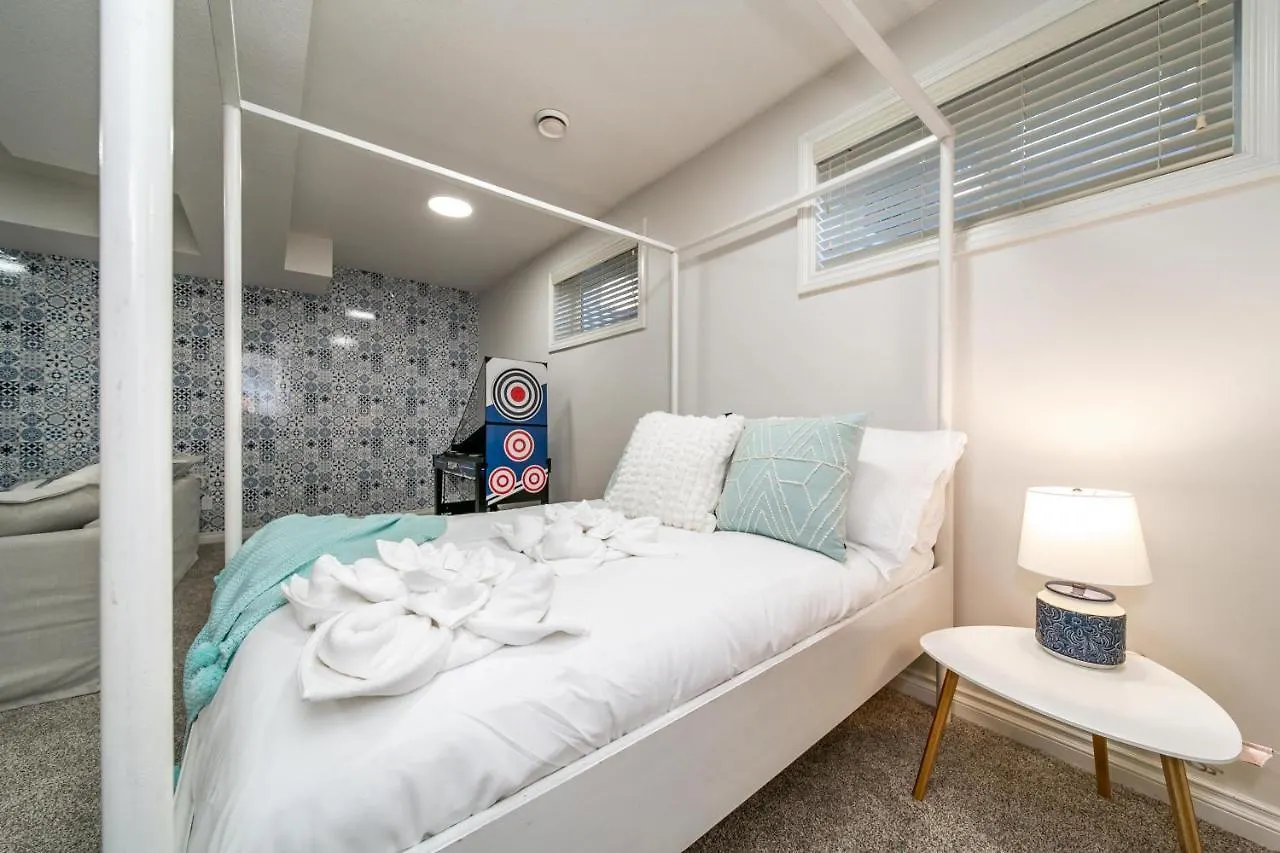 Holiday home Mediterranean Oasis: King Suite with Jacuzzi & Entertainment Edmonton Canada