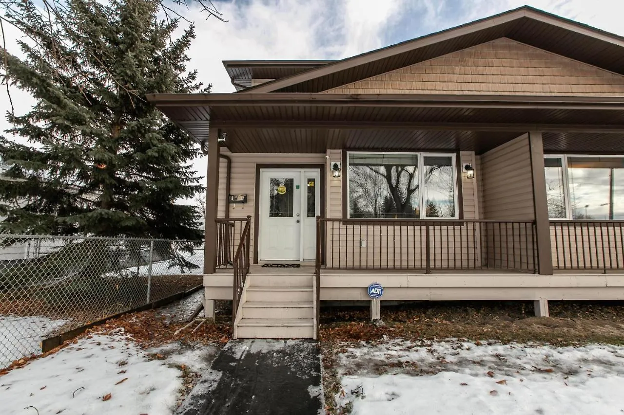 Mediterranean Oasis: King Suite with Jacuzzi & Entertainment Edmonton Holiday home