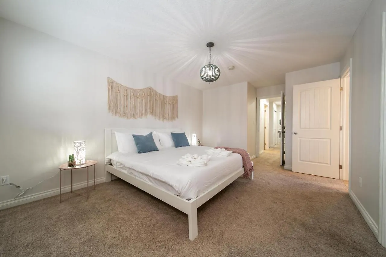 Mediterranean Oasis: King Suite with Jacuzzi & Entertainment Edmonton Holiday home