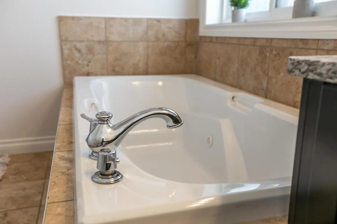 Mediterranean Oasis: King Suite with Jacuzzi & Entertainment Edmonton 0*,  Canada