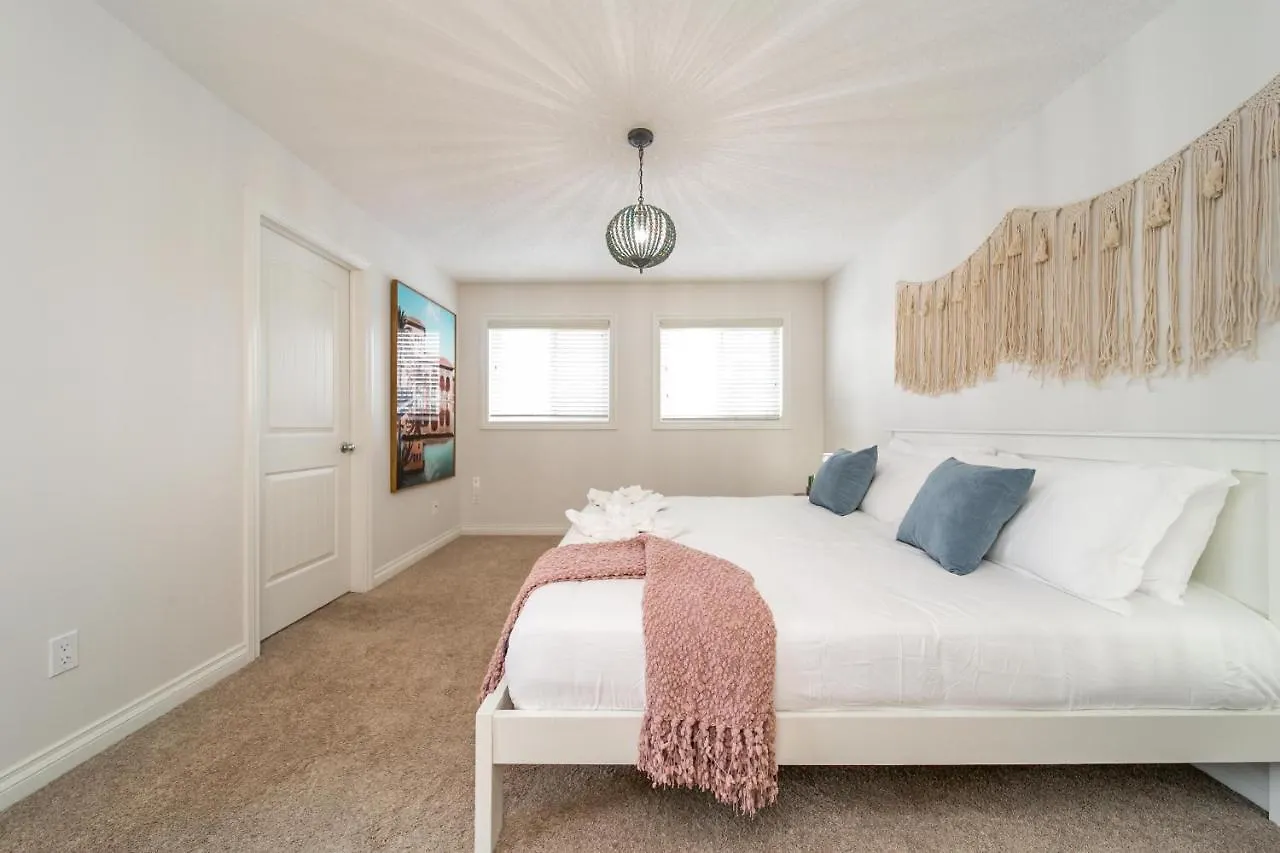 Holiday home Mediterranean Oasis: King Suite with Jacuzzi & Entertainment Edmonton