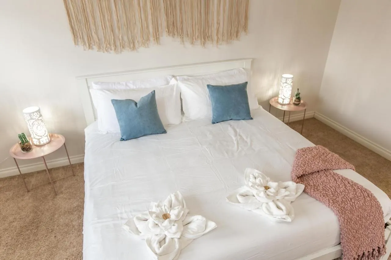 Mediterranean Oasis: King Suite with Jacuzzi & Entertainment Edmonton 0*,